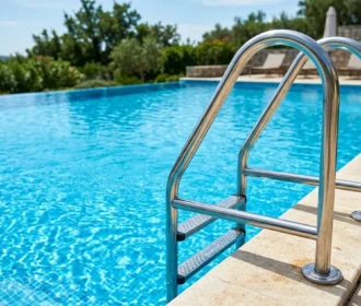 راهنمای خرید نردبان استخر | انواع و نکات ایمنی